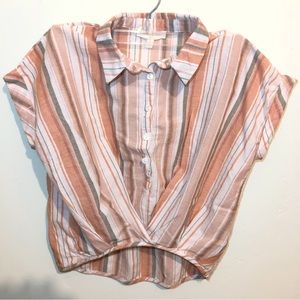 Chelsea & Violet High-Low Button Up Top for Big Kids with Short Sleeves, size S.